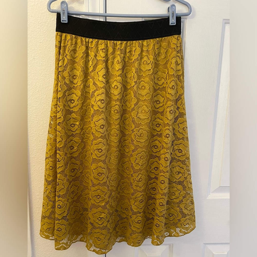NWT LuLaRoe LOLA GOLD LACE MIDI SKIRT. Black stretch waist. FULLY LINED. Size M. - Picture 2 of 8